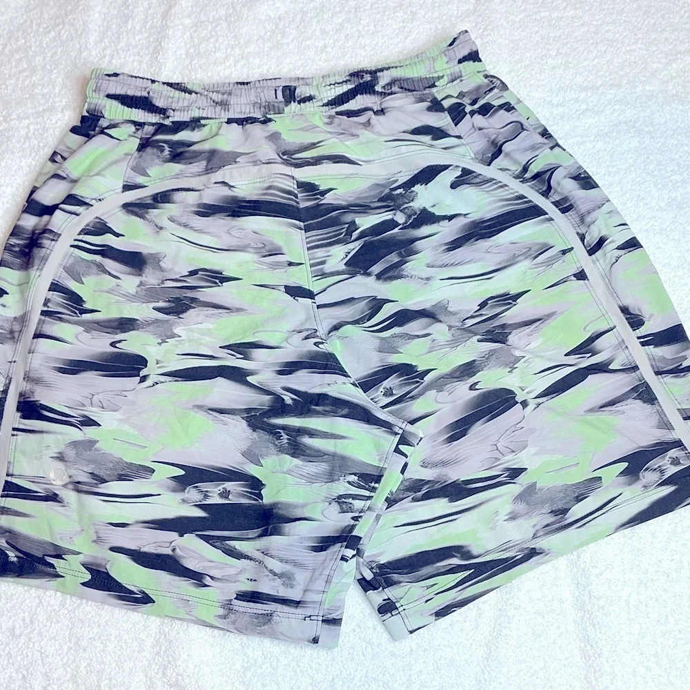 Lululemon Athletica men’s Green and Black Athletic Shorts camouflage size S
